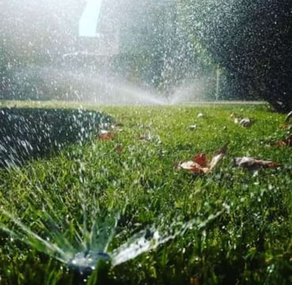 Sistema de riego automático instalado en jardín residencial